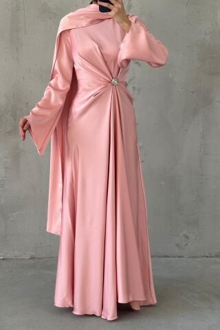 Akıcı Kumaş Ve Broş Detaylı Saten Tesettür Abiye Toz Pembe