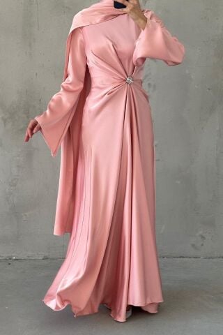 Akıcı Kumaş Ve Broş Detaylı Saten Tesettür Abiye Toz Pembe