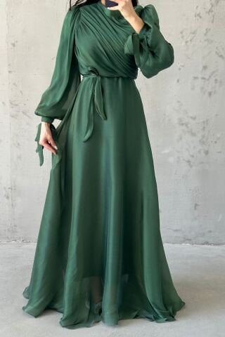 فستان سهرة للحجاب من قماش جانجان بتفاصيل حزام منسدلة باللون الأخضر الزمردي