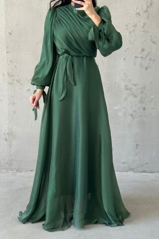 فستان سهرة للحجاب من قماش جانجان بتفاصيل حزام منسدلة باللون الأخضر الزمردي