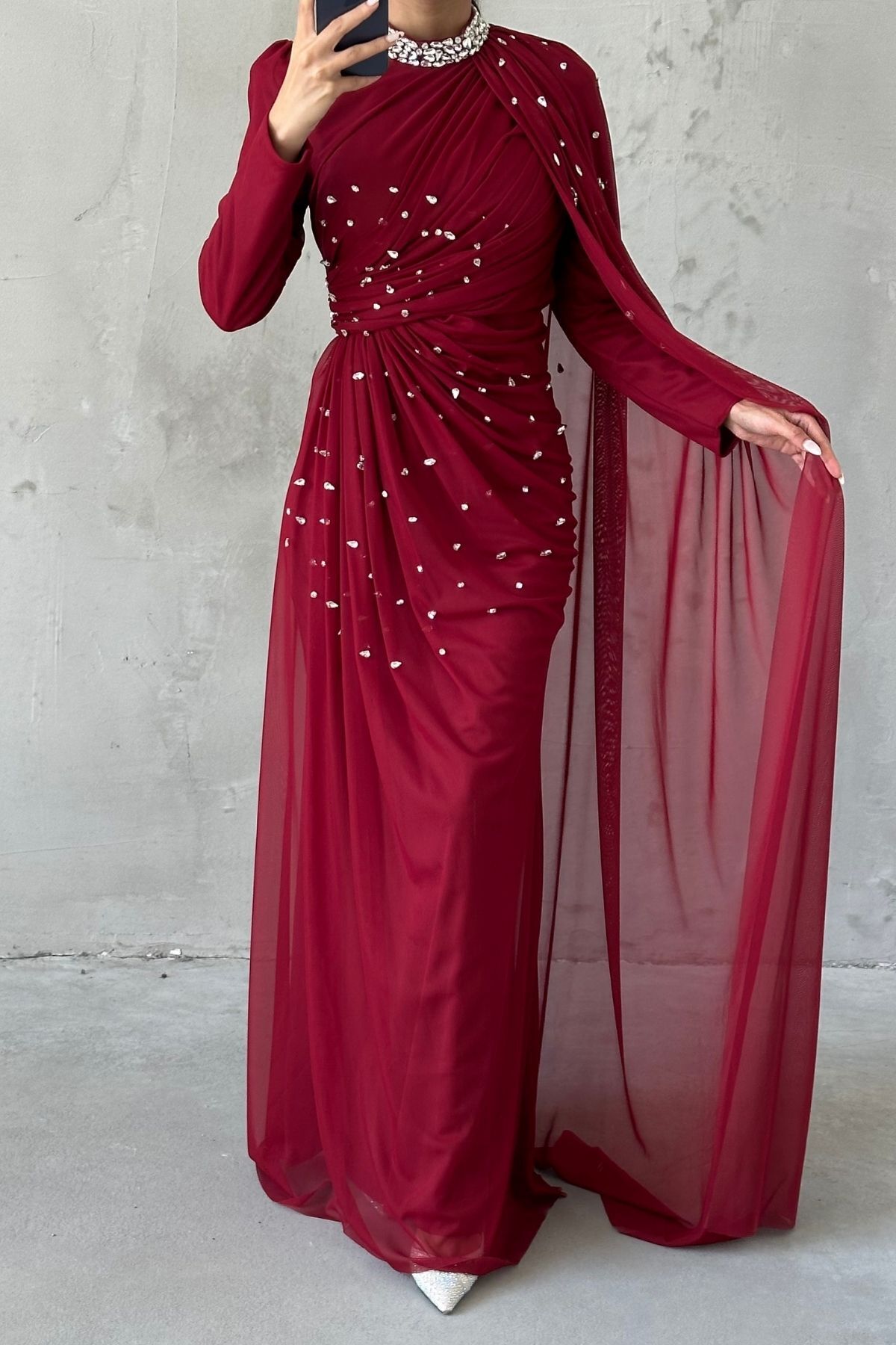 فستان سهرة أنيق من التول والحجاب من تاساروم مع زخارف حجرية، لون عنابي