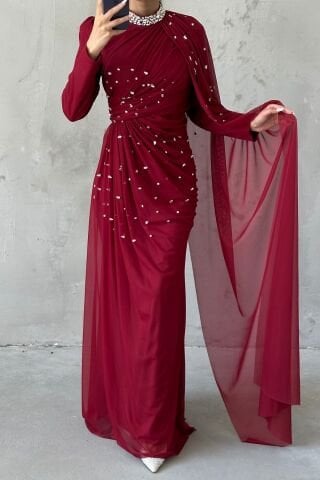 فستان سهرة أنيق من التول والحجاب من تاساروم مع زخارف حجرية، لون عنابي