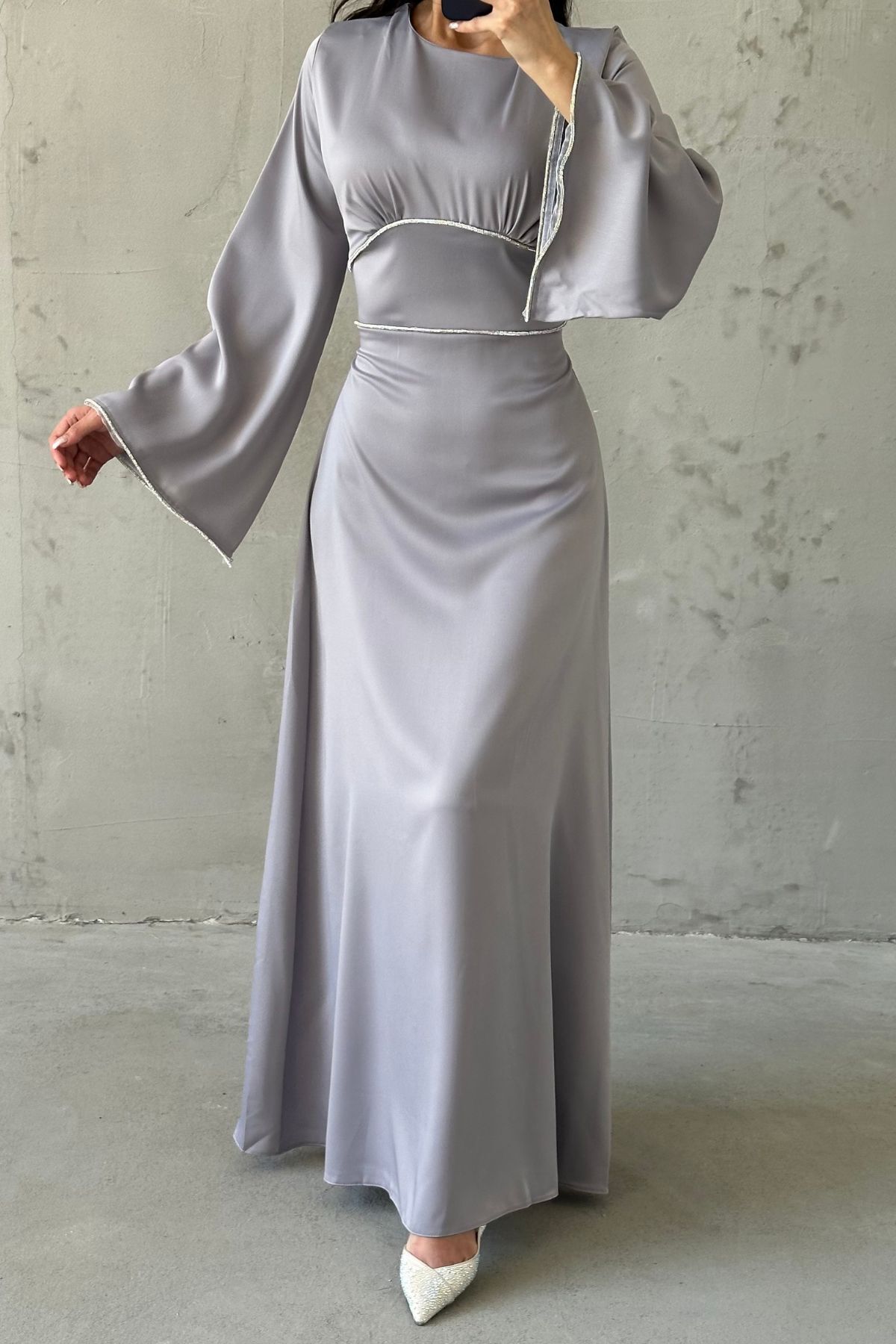 Kolları ve Beli İnci Taş Detaylı  Volan Kol Saten Tesettür Abiye Gri