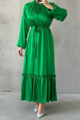 فستان سهرة ساتان محجبات أخضر بحزام رفيع وتنورة مكشكشة