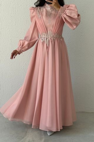 Şık İşlemeli Organze Tesettür Abiye Pudra