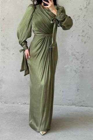 İncilerle Süslenmiş Zarif Tesettür Abiye Haki