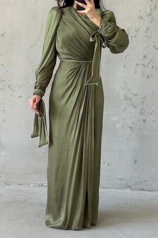 İncilerle Süslenmiş Zarif Tesettür Abiye Haki