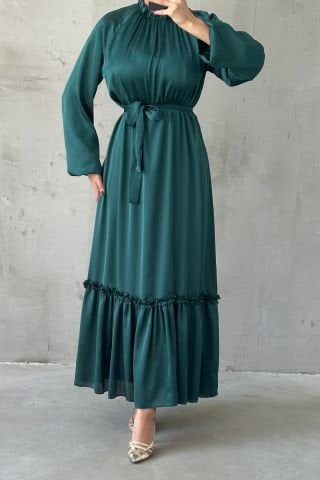 İnce Kemer Ve Fırfır Etek Saten Tesettür Abiye Zümrüt Yeşili