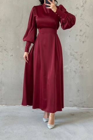 فستان سهرة بأكمام بالون ومزين باللؤلؤ من الساتان والحجاب باللون الأحمر الداكن