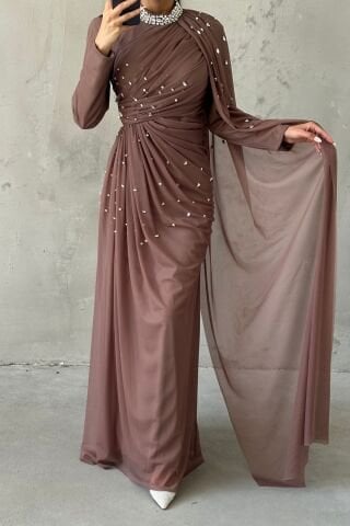 فستان سهرة أنيق من التول والحجاب من تساروم مع زخارف حجرية باللون البني