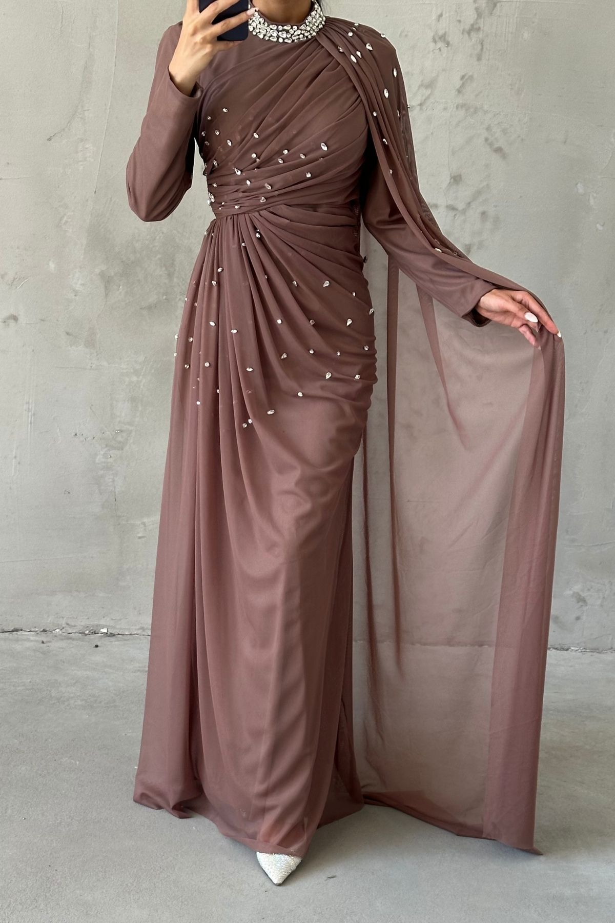 فستان سهرة أنيق من التول والحجاب من تساروم مع زخارف حجرية باللون البني