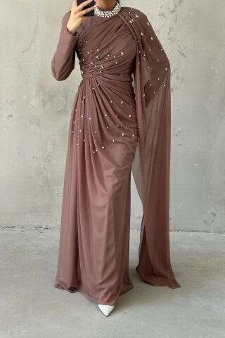 فستان سهرة أنيق من التول والحجاب من تساروم مع زخارف حجرية باللون البني