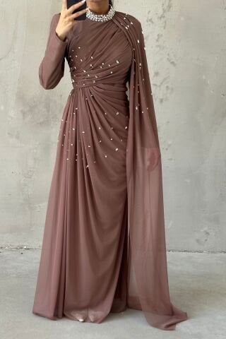 فستان سهرة أنيق من التول والحجاب من تساروم مع زخارف حجرية باللون البني