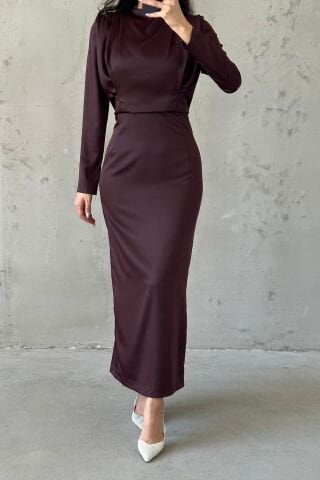 فستان سهرة بسيط وأنيق باللون البني