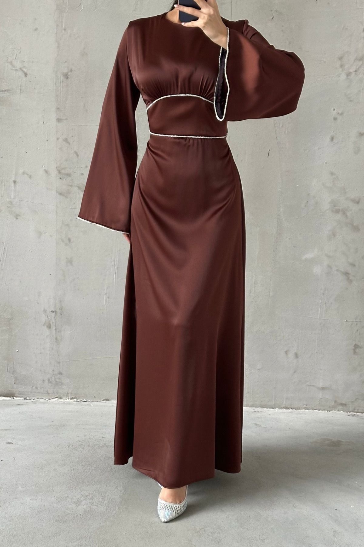 Kolları ve Beli İnci Taş Detaylı  Volan Kol Saten Tesettür Abiye Kahverengi