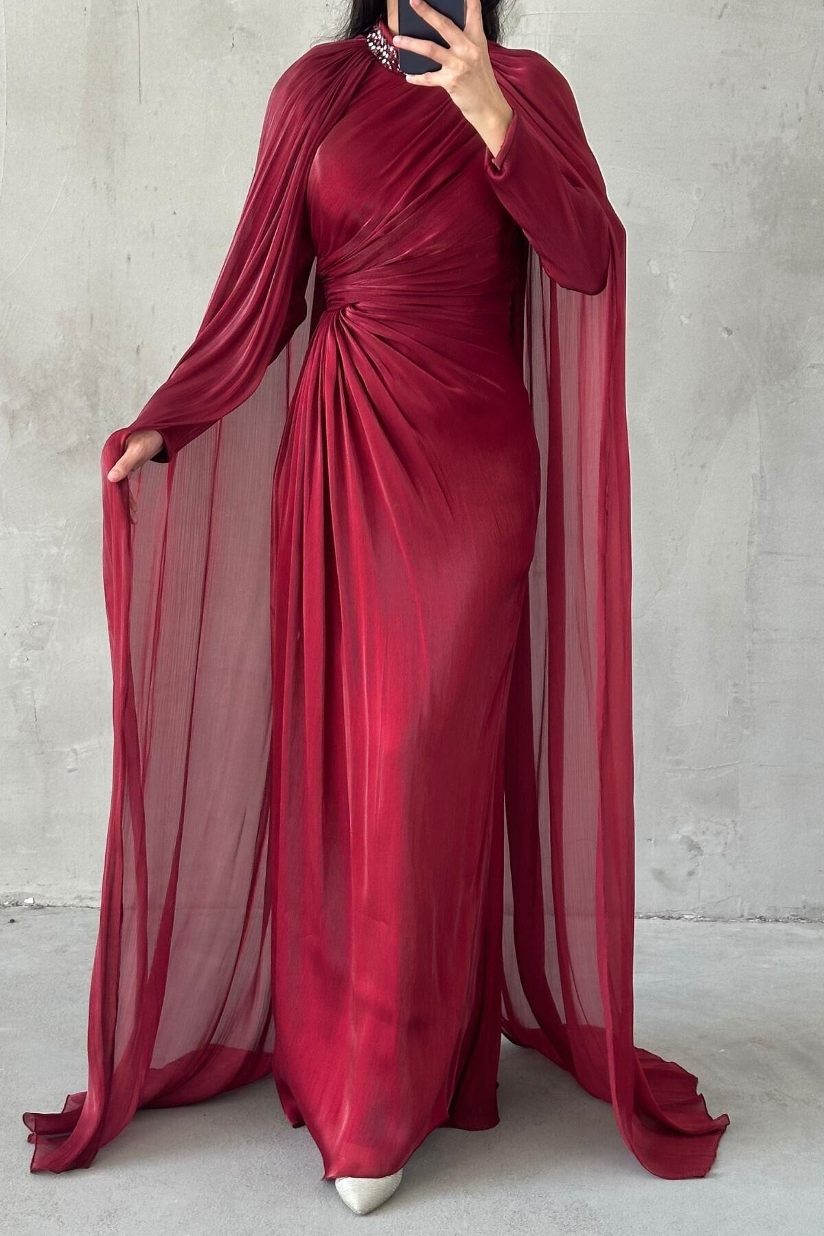 فستان سهرة عنابي اللون مع أكمام على شكل كاب وياقة مزينة بالأحجار