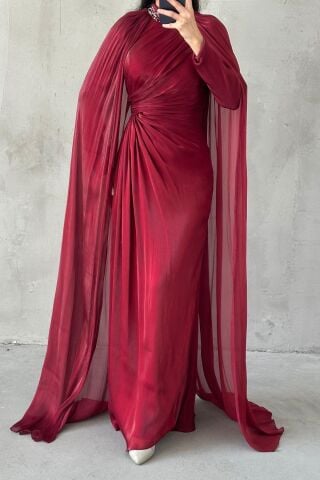 فستان سهرة عنابي اللون مع أكمام على شكل كاب وياقة مزينة بالأحجار