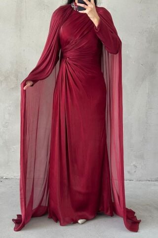 فستان سهرة عنابي اللون مع أكمام على شكل كاب وياقة مزينة بالأحجار