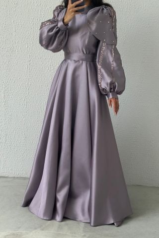 Saten İncisi: Omuzdan Dökülen Tesettür Abiye Lila