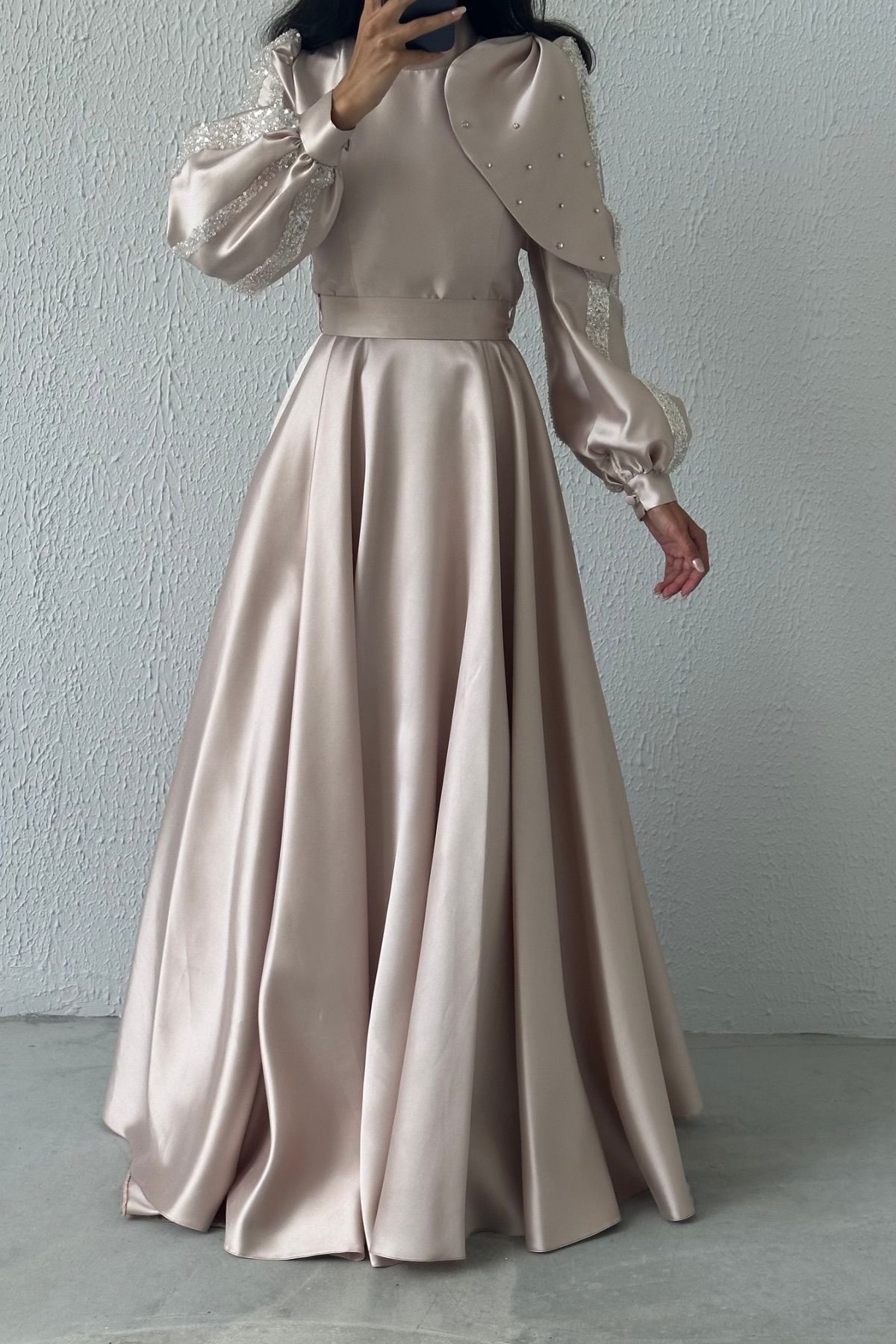 Saten İncisi: Omuzdan Dökülen Tesettür Abiye Bej