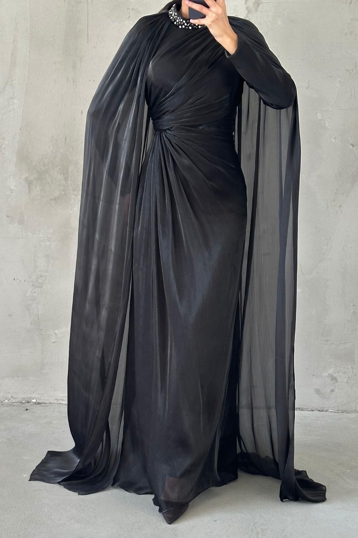 Kolları Pelerinli Yakası Taşlı Janjan Tesettür Abiye Siyah