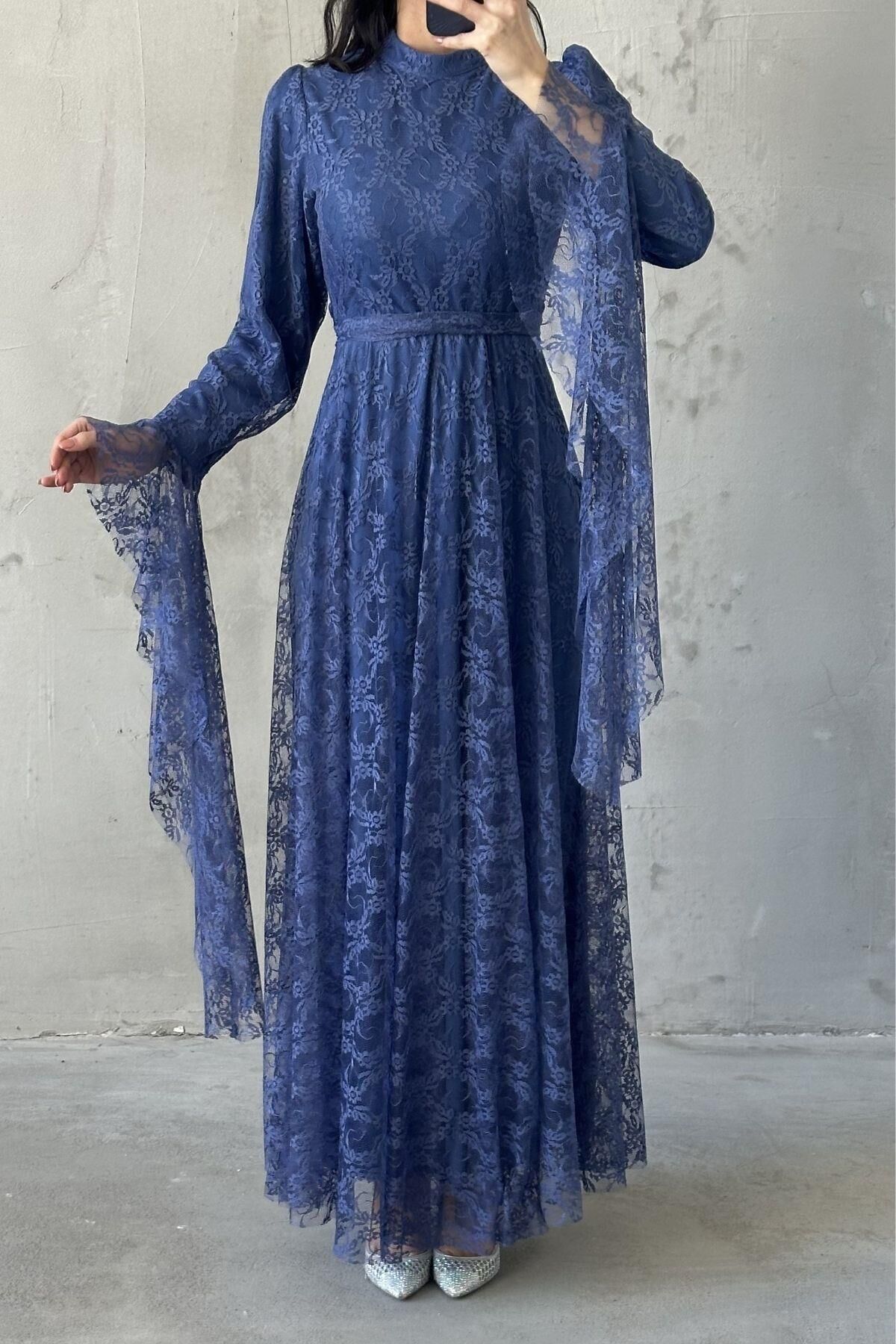 فستان سهرة من سينا حجاب، لون نيلي