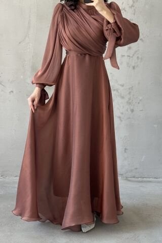 Drapeli Kuşak Detaylı Janjan Kumaş Tesettür Abiye Kahverengi