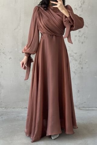 Drapeli Kuşak Detaylı Janjan Kumaş Tesettür Abiye Kahverengi