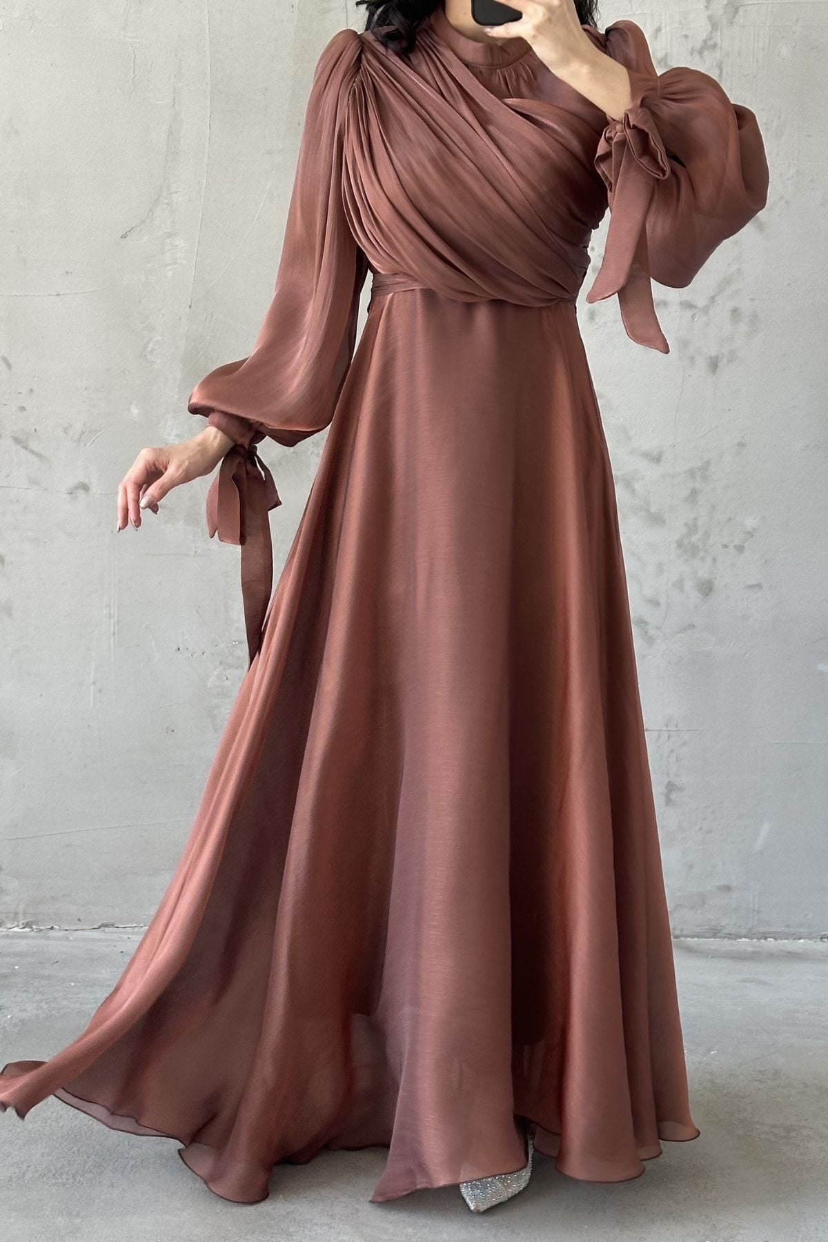 Drapeli Kuşak Detaylı Janjan Kumaş Tesettür Abiye Kahverengi