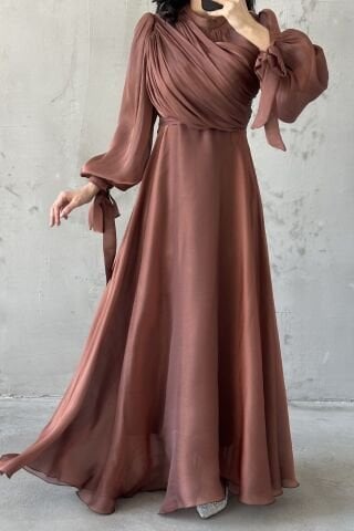 Drapeli Kuşak Detaylı Janjan Kumaş Tesettür Abiye Kahverengi