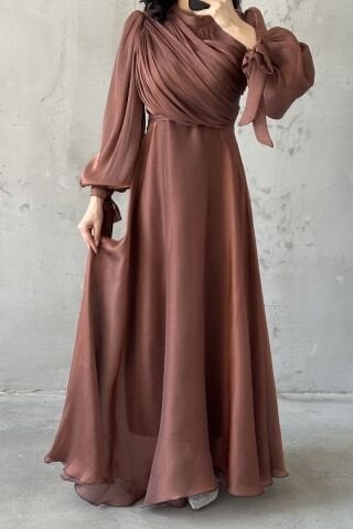 Drapeli Kuşak Detaylı Janjan Kumaş Tesettür Abiye Kahverengi