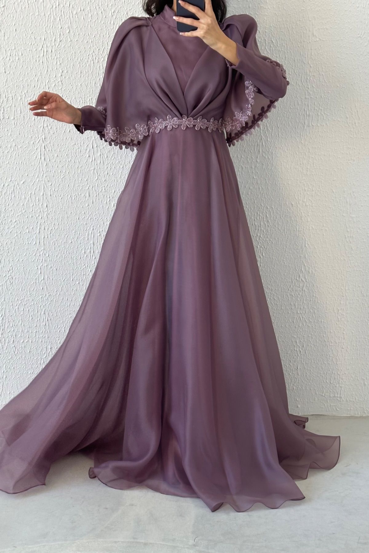İşleme Detaylarıyla Eşsiz Organze Tesettür Abiye Lila