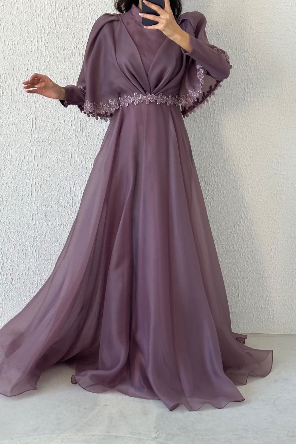 İşleme Detaylarıyla Eşsiz Organze Tesettür Abiye Lila