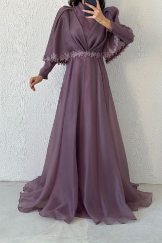 İşleme Detaylarıyla Eşsiz Organze Tesettür Abiye Lila