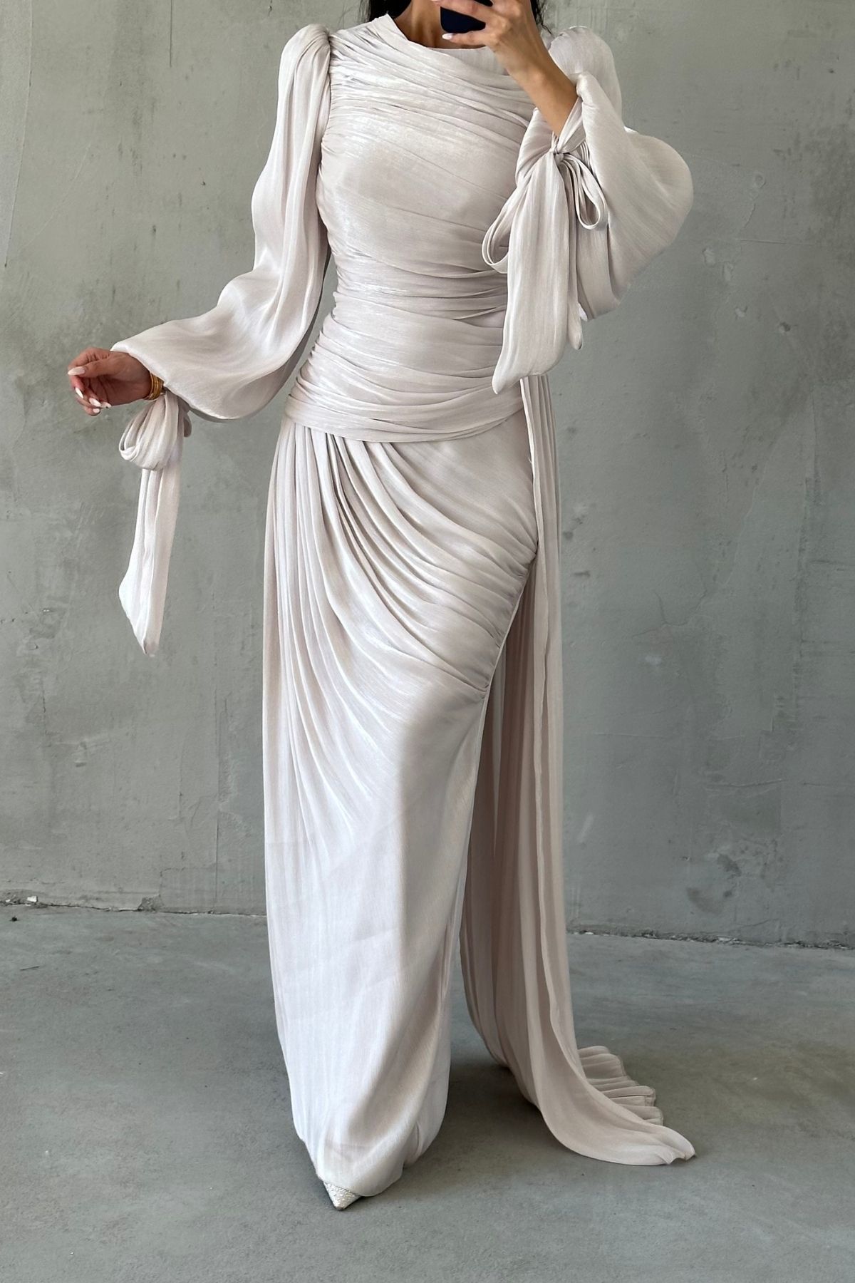 Akıcı Kumaş Kuyruk Detaylı Tesettür Abiye Ekru