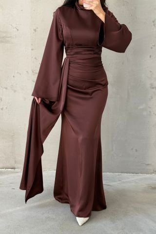 فستان سهرة بحجاب من الساتان بتفاصيل ذيل بني