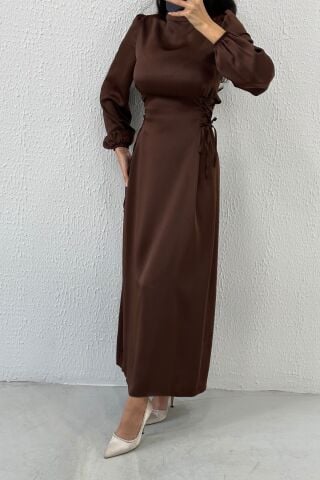 Belden Bağlama Detaylı Saten Tesettür Abiye Kahverengi
