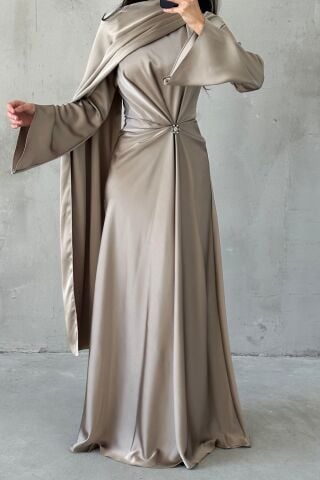 Akıcı Kumaş Ve Broş Detaylı Saten Tesettür Abiye Vizon