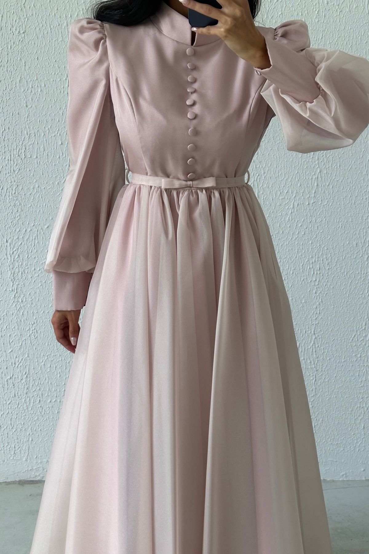 Şık Düğme Detaylı İnce Kemerli Organze Tesettür Abiye Pudra