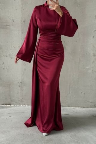 فستان سهرة من الساتان للحجاب بذيل أحمر كلاريت