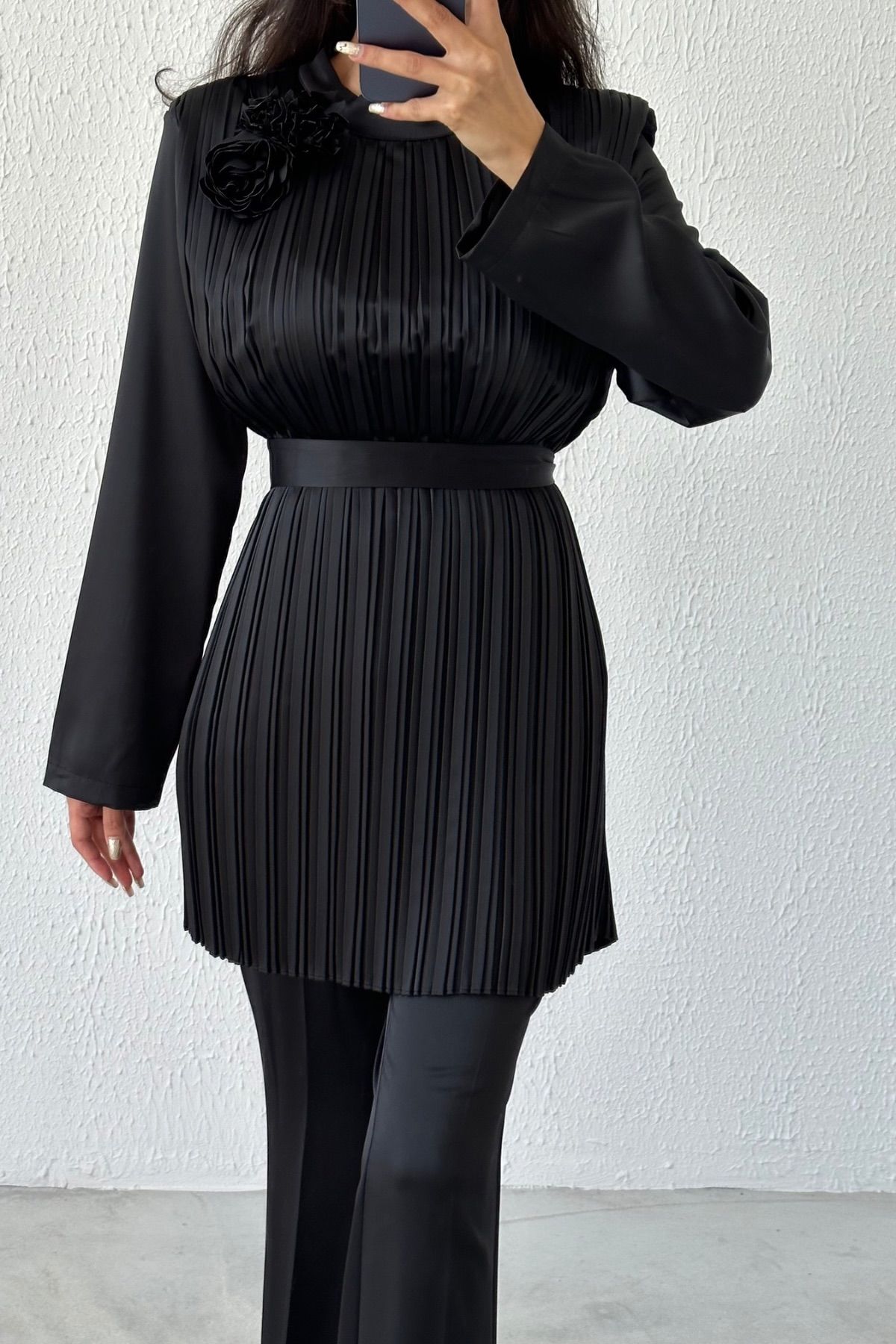 Zarif İkili: Üstü Piliseli  Pantolonlu Saten Tesettür Takım Siyah