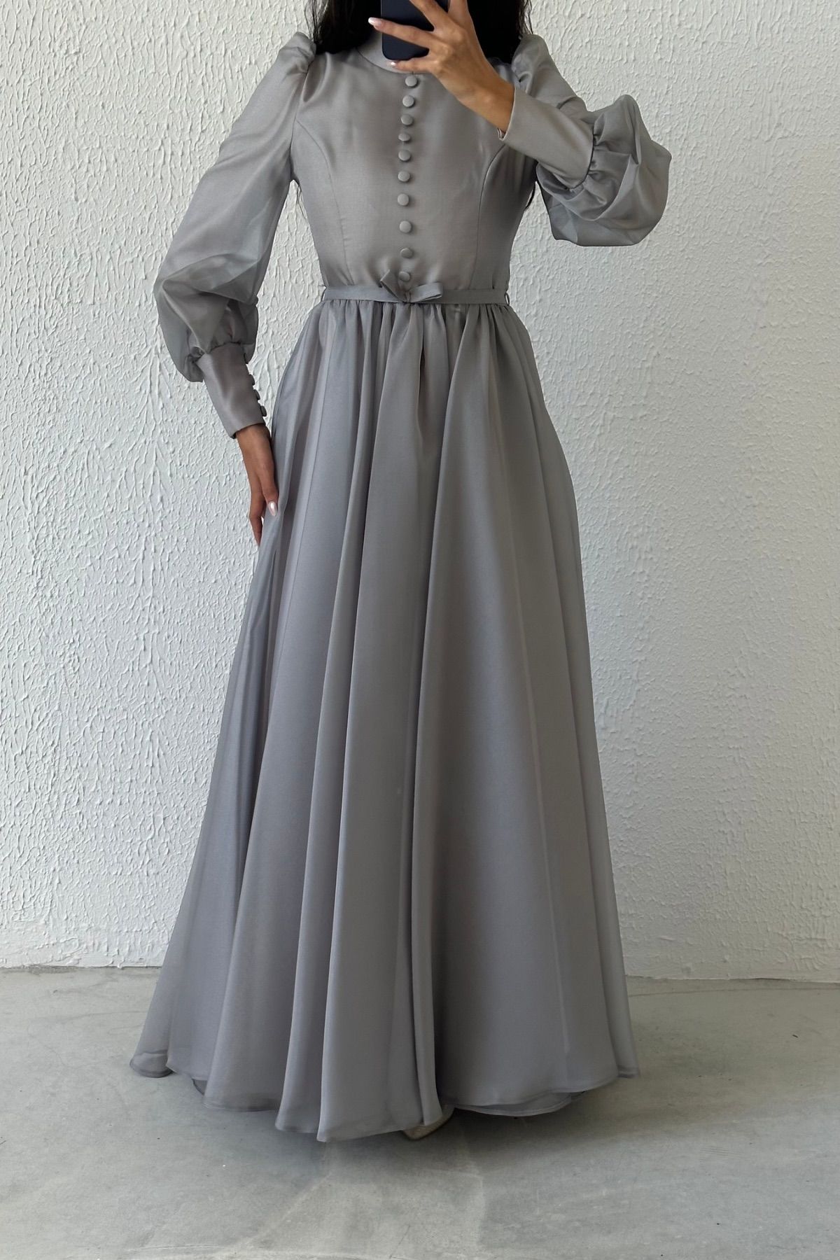 Şık Düğme Detaylı İnce Kemerli Organze Tesettür Abiye Gri