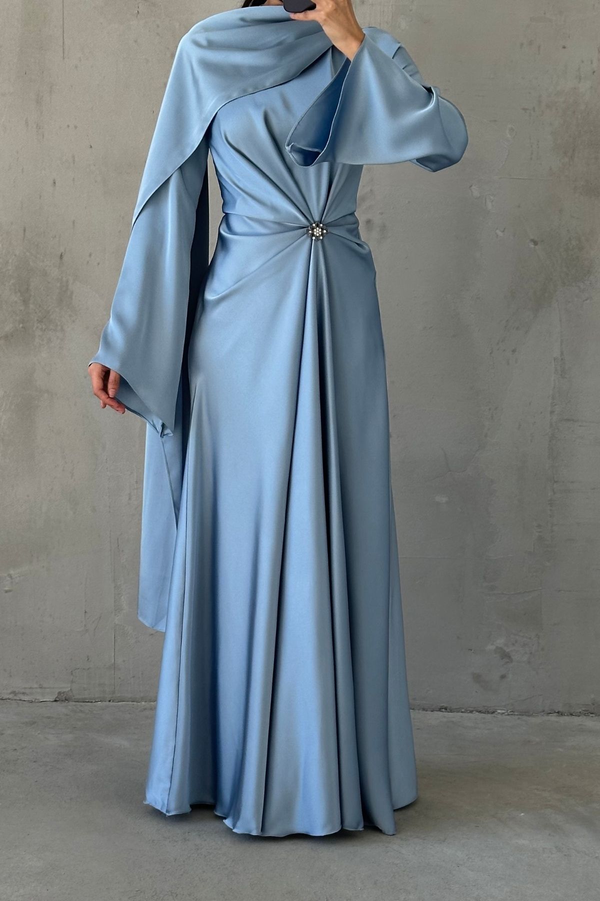 Akıcı Kumaş Ve Broş Detaylı Saten Tesettür Abiye İndigo