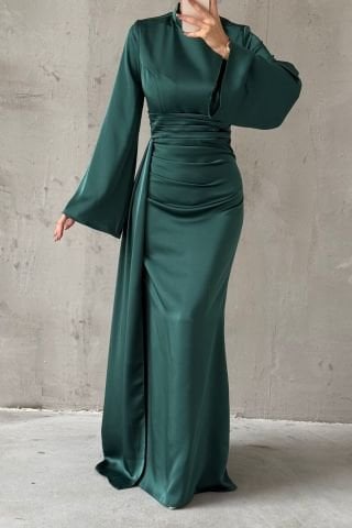 فستان سهرة حجاب من الساتان بتفاصيل ذيل أخضر