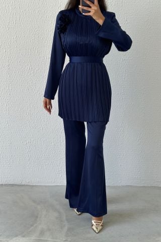 Zarif İkili: Üstü Piliseli  Pantolonlu Saten Tesettür Takım Lacivert