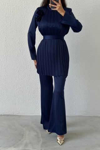 Zarif İkili: Üstü Piliseli  Pantolonlu Saten Tesettür Takım Lacivert