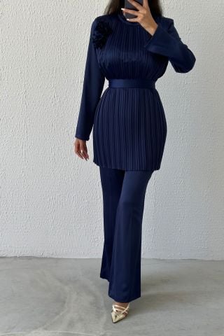 Zarif İkili: Üstü Piliseli  Pantolonlu Saten Tesettür Takım Lacivert