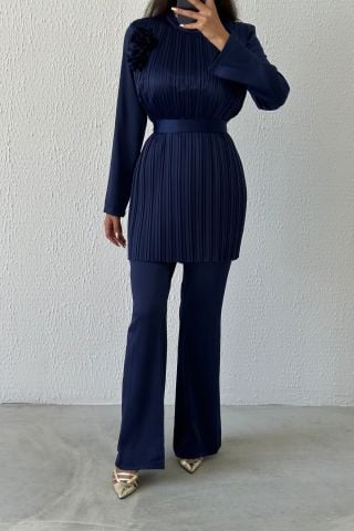 Zarif İkili: Üstü Piliseli  Pantolonlu Saten Tesettür Takım Lacivert