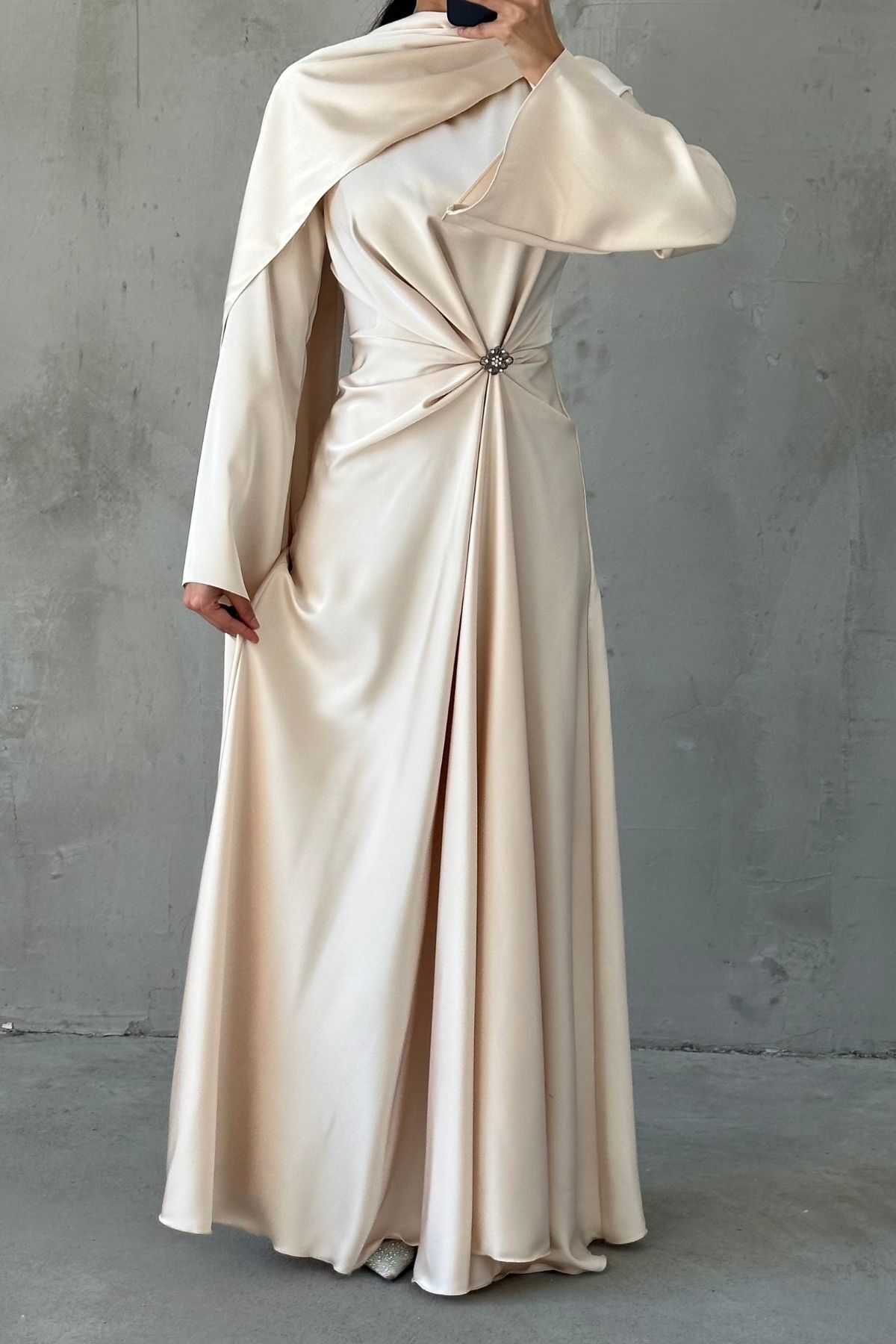 Akıcı Kumaş Ve Broş Detaylı Saten Tesettür Abiye Taş