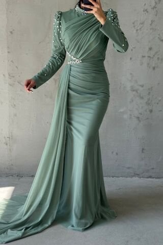 فستان سهرة فريد من نوعه مزين بذيل باللون الأخضر النعناعي